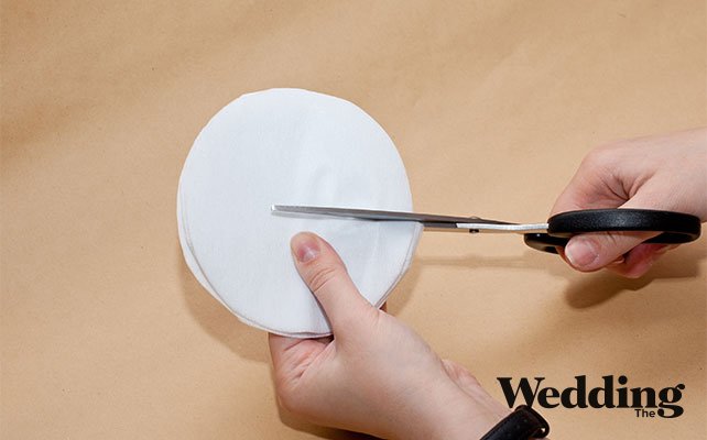 как сделать гирлянду из фетра, разрезать все тканевые круги пополам