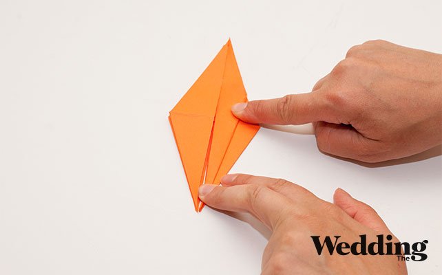 загнуть уголки заготовки к середине