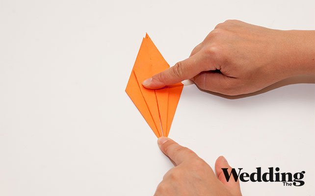 загнуть уголки заготовки к середине