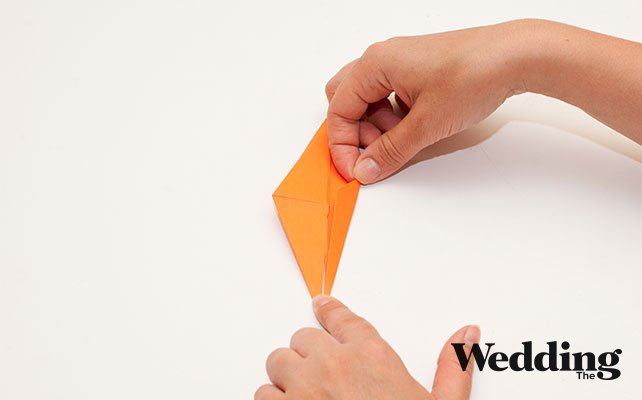 загнуть уголки заготовки к середине