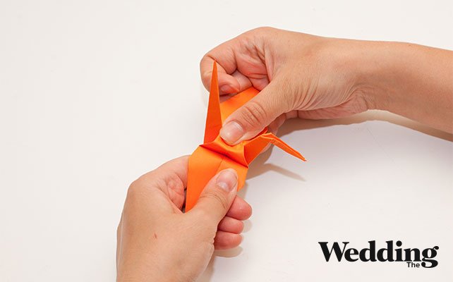 Надавив на спину журавлику, придать ему нужную форму