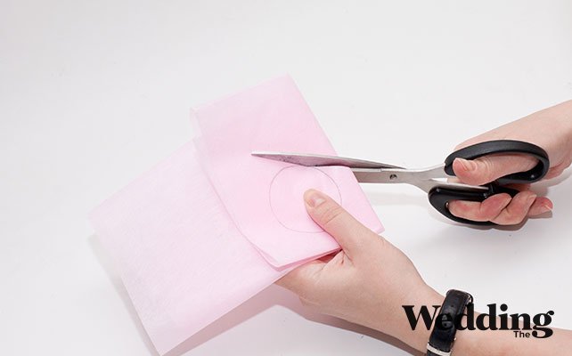 как сделать гирлянду на Новый Год или свадьбу своими руками, вырезать кружочки из ткани