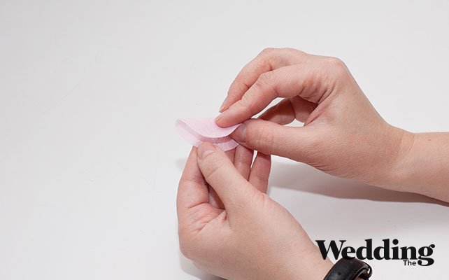 как сделать гирлянду на Новый Год или свадьбу своими руками, сложить кружочки в в два раза и срезать кончик