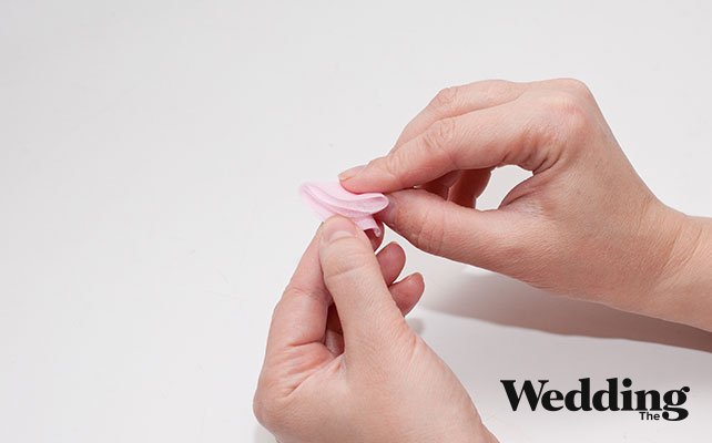 как сделать гирлянду на Новый Год или свадьбу своими руками, сложить кружочки в в два раза и срезать кончик