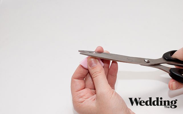 как сделать гирлянду на Новый Год или свадьбу своими руками, сложить кружочки в в два раза и срезать кончик