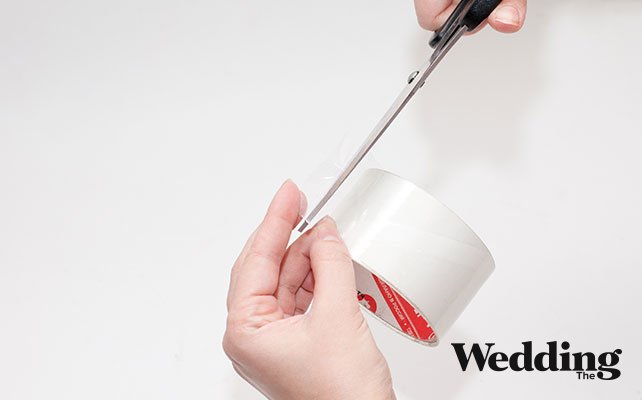 как сделать гирлянду на Новый Год или свадьбу своими руками, наклеить кружочки на лампочки и закрепить скотчем