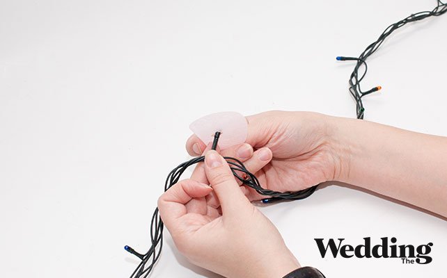 как сделать гирлянду на Новый Год или свадьбу своими руками, наклеить кружочки на лампочки и закрепить скотчем