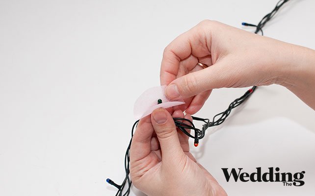 как сделать гирлянду на Новый Год или свадьбу своими руками, наклеить кружочки на лампочки и закрепить скотчем