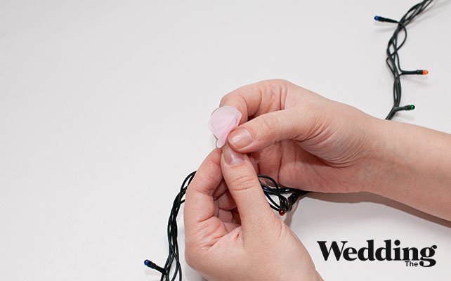 как сделать гирлянду на Новый Год или свадьбу своими руками, наклеить кружочки на лампочки и закрепить скотчем