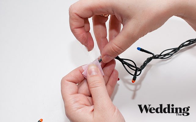 как сделать гирлянду на Новый Год или свадьбу своими руками, наклеить кружочки на лампочки и закрепить скотчем