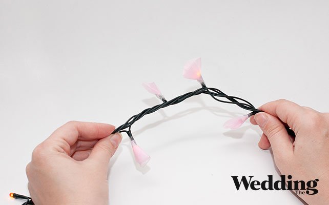 как сделать гирлянду на Новый Год или свадьбу своими руками, наклеить кружочки на лампочки и закрепить скотчем