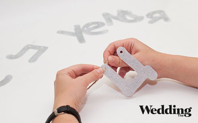 продеть бечевку