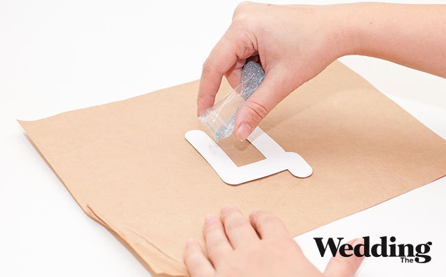 посыпать буквы блёстками