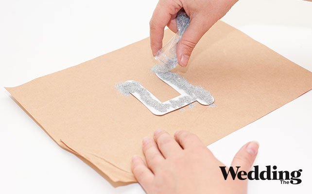 посыпать буквы блёстками