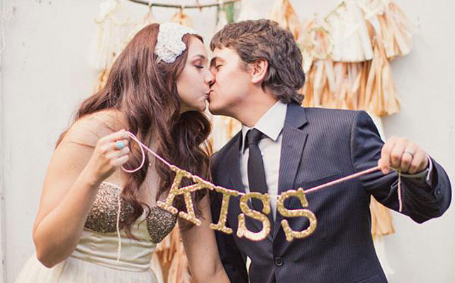 Как сделать табличку с надписью целуемся для свадебной фотосессии