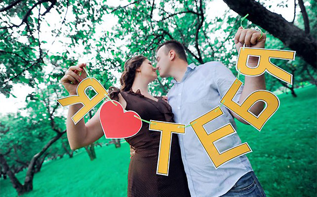 Как сделать табличку с надписью целуемся для свадебной фотосессии