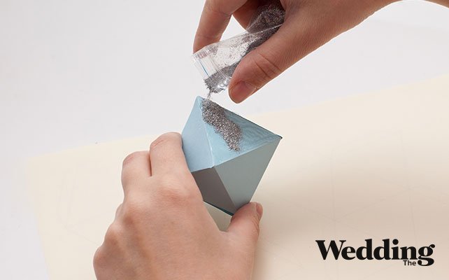 Бумажные гирлянды из ромбиков своими руками, покрыть блестками одну из граней ромба 