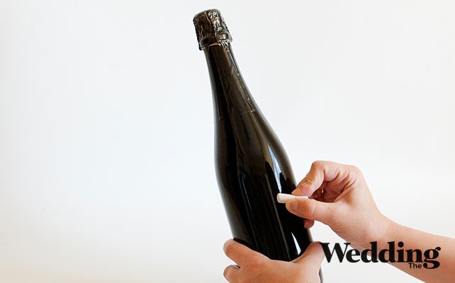 написать номер мелом, Номер для стола, написанный мелом на бутылке