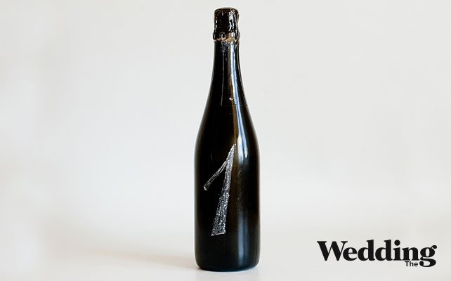 Номер для стола, написанный мелом на бутылке