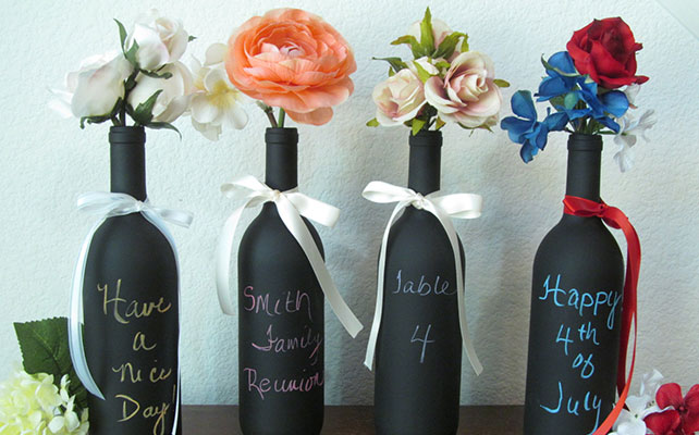 Номер для стола, написанный мелом на бутылке