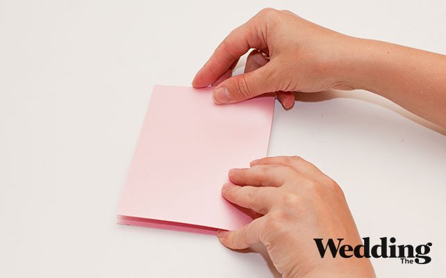 Как сделать изысканное приглашение для вашей свадьбы, сложить пополам основу приглашения