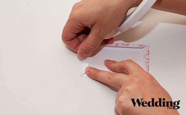 Как сделать изысканное приглашение для вашей свадьбы, приклеить кармашек для приглашения