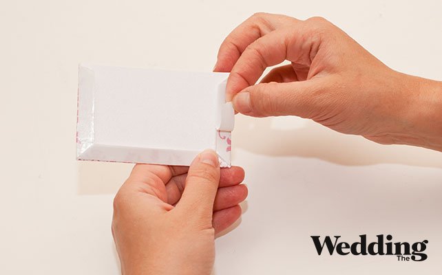 Как сделать изысканное приглашение для вашей свадьбы, приклеить кармашек для приглашения