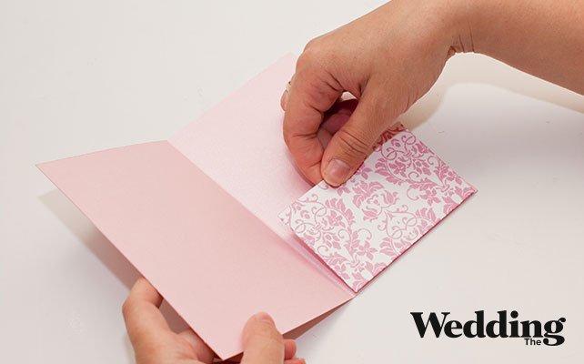 Как сделать изысканное приглашение для вашей свадьбы, приклеить кармашек для приглашения