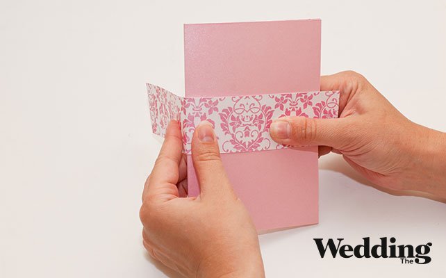 Как сделать изысканное приглашение для вашей свадьбы, обернуть приглашение полоской
