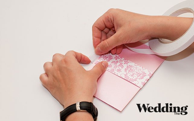 Как сделать изысканное приглашение для вашей свадьбы, обернуть приглашение полоской