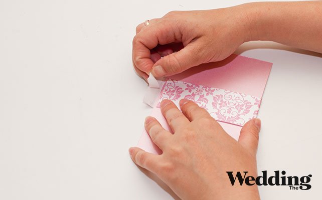 Как сделать изысканное приглашение для вашей свадьбы, обернуть приглашение полоской