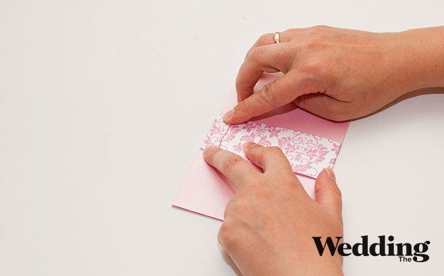 Как сделать изысканное приглашение для вашей свадьбы, обернуть приглашение полоской