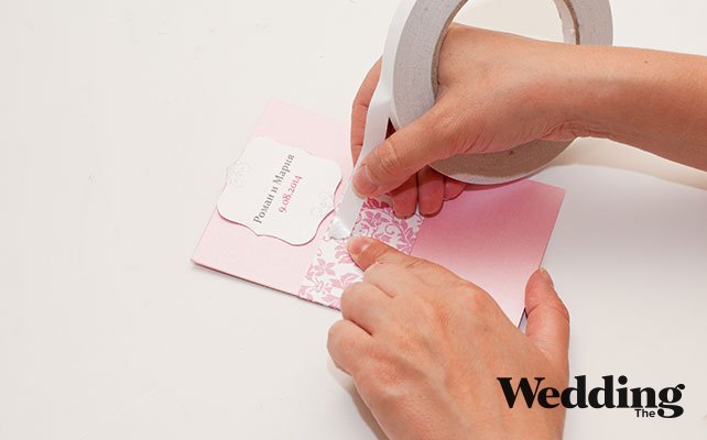 Как сделать изысканное приглашение для вашей свадьбы, приклеить атласную ленту