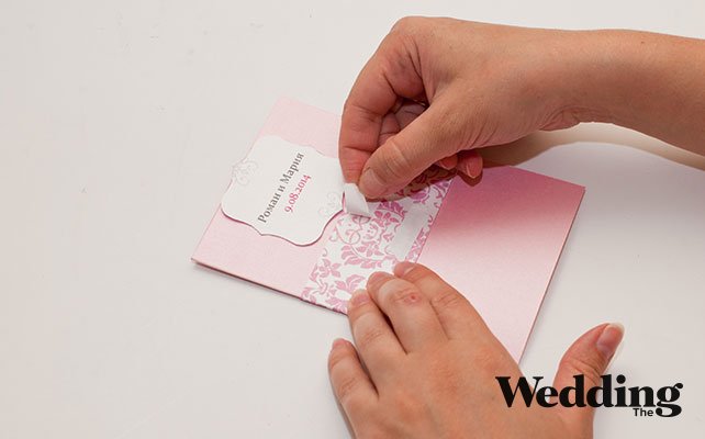 Как сделать изысканное приглашение для вашей свадьбы, приклеить атласную ленту