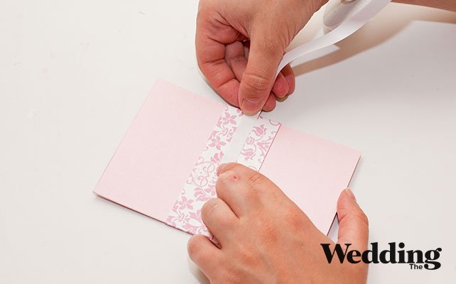 Как сделать изысканное приглашение для вашей свадьбы, приклеить атласную ленту