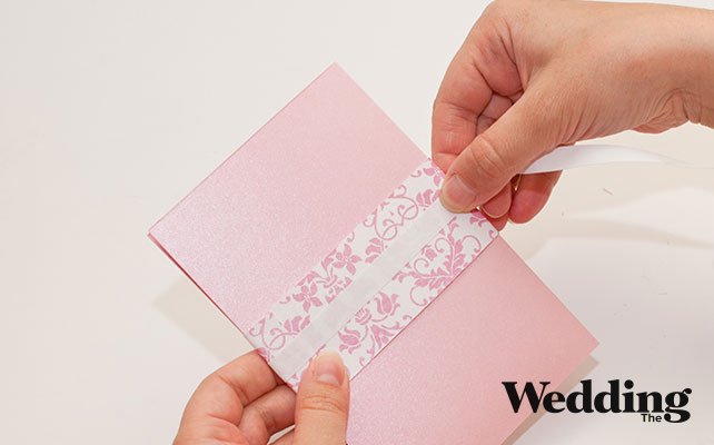 Как сделать изысканное приглашение для вашей свадьбы, приклеить атласную ленту
