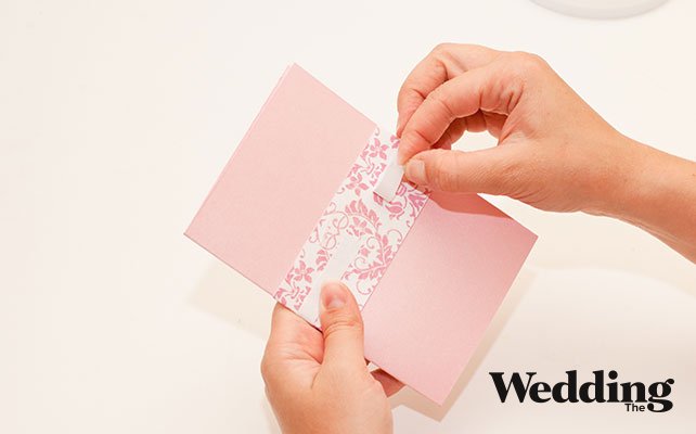 Как сделать изысканное приглашение для вашей свадьбы, приклеить атласную ленту