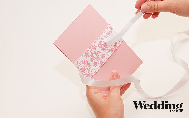 Как сделать изысканное приглашение для вашей свадьбы, приклеить атласную ленту