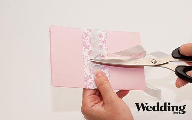 Как сделать изысканное приглашение для вашей свадьбы, приклеить атласную ленту