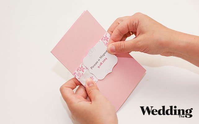 Как сделать изысканное приглашение для вашей свадьбы, приклеить заготовку с именами молодожёнов