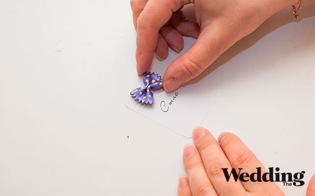 приклеиваем бантик к карточке