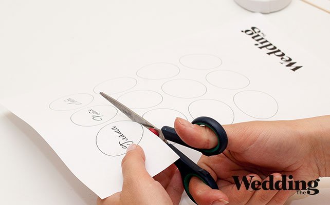 вырезать детали для рассадочных карточек, Как сделать рассадочные карточки на катушках с нитками