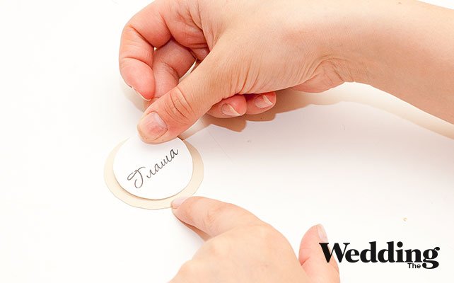 склеить детали карточки, Как сделать рассадочные карточки на катушках с нитками