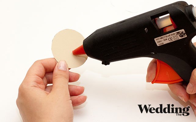 приклеить к цветной детали зубочистку, Как сделать рассадочные карточки на катушках с нитками