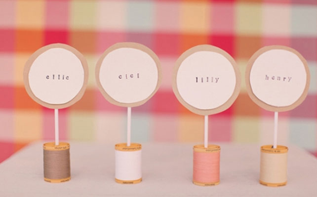 Как сделать рассадочные карточки на катушках с нитками