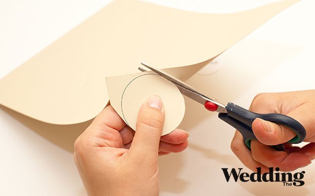 вырезать детали для рассадочных карточек, Как сделать рассадочные карточки на катушках с нитками