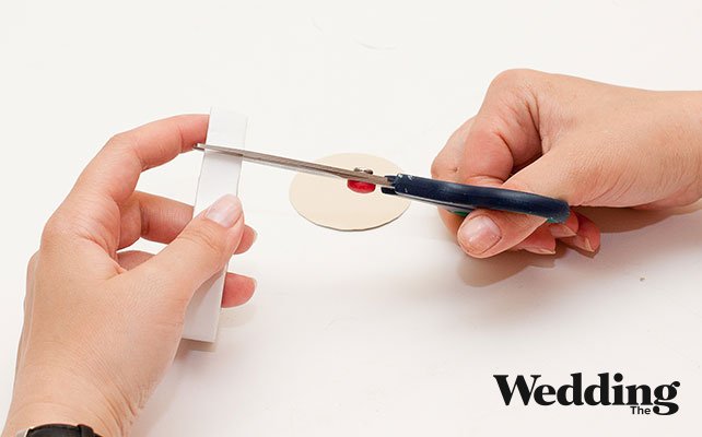 склеить детали, Как сделать рассадочные карточки на катушках с нитками