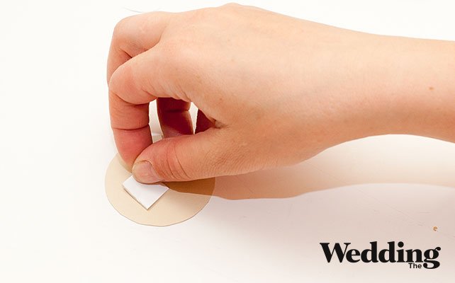 склеить детали карточки, Как сделать рассадочные карточки на катушках с нитками