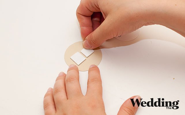 склеить детали карточки, Как сделать рассадочные карточки на катушках с нитками