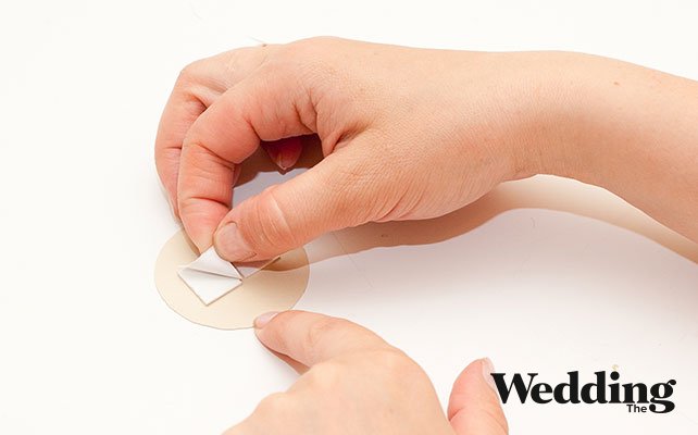 склеить детали карточки, Как сделать рассадочные карточки на катушках с нитками